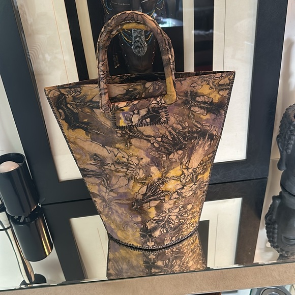 Authentic beautiful triangle shape molten lather type bag with orient decor - Picture 4 of 4